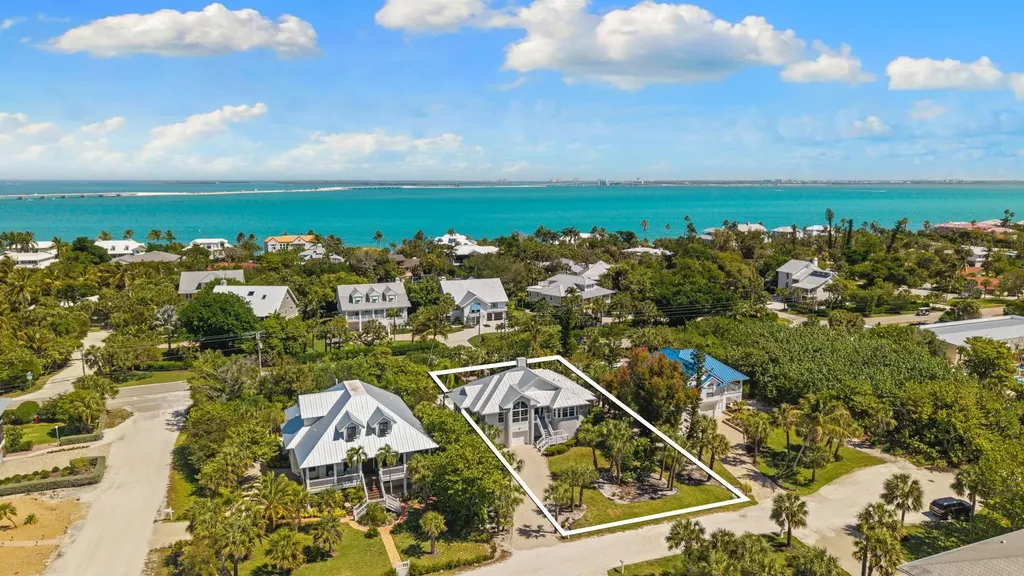 480 Las Tiendas Lane Sanibel FL 33957