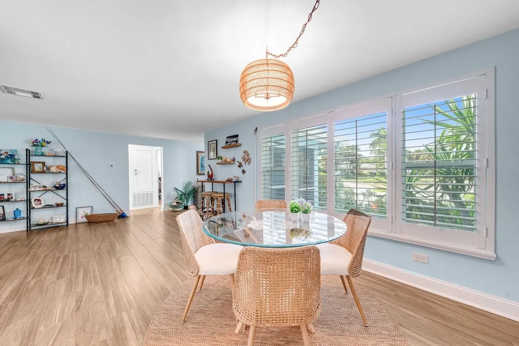 1076 Captains Walk Street Sanibel FL 33957