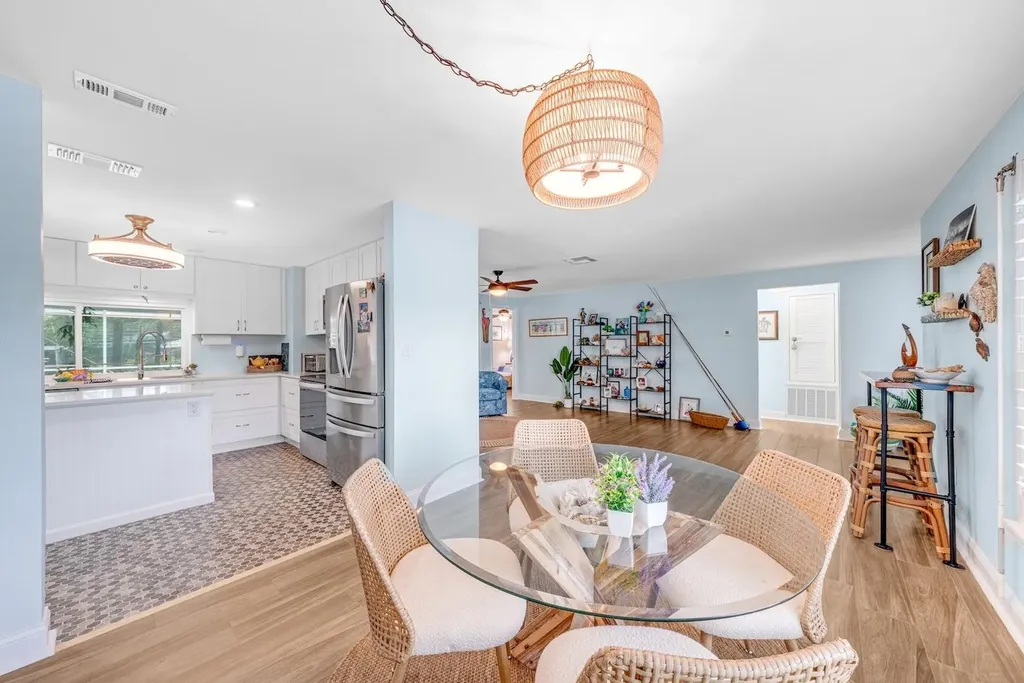 1076 Captains Walk Street Sanibel FL 33957