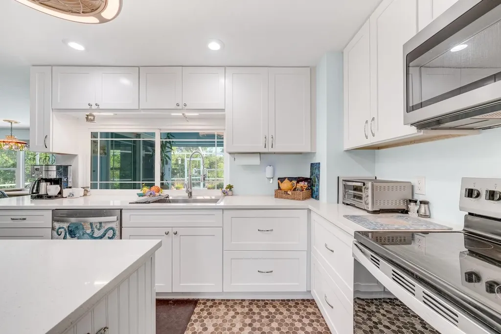 1076 Captains Walk Street Sanibel FL 33957