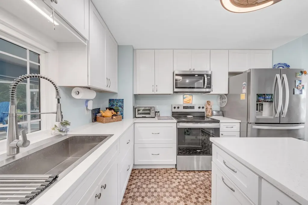 1076 Captains Walk Street Sanibel FL 33957