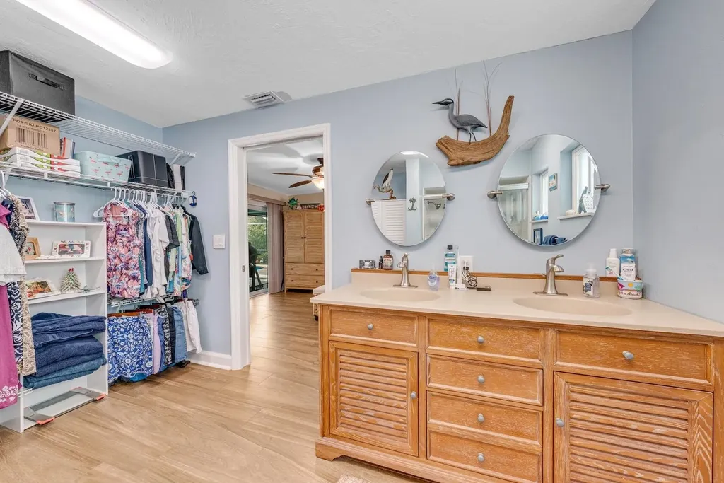 1076 Captains Walk Street Sanibel FL 33957