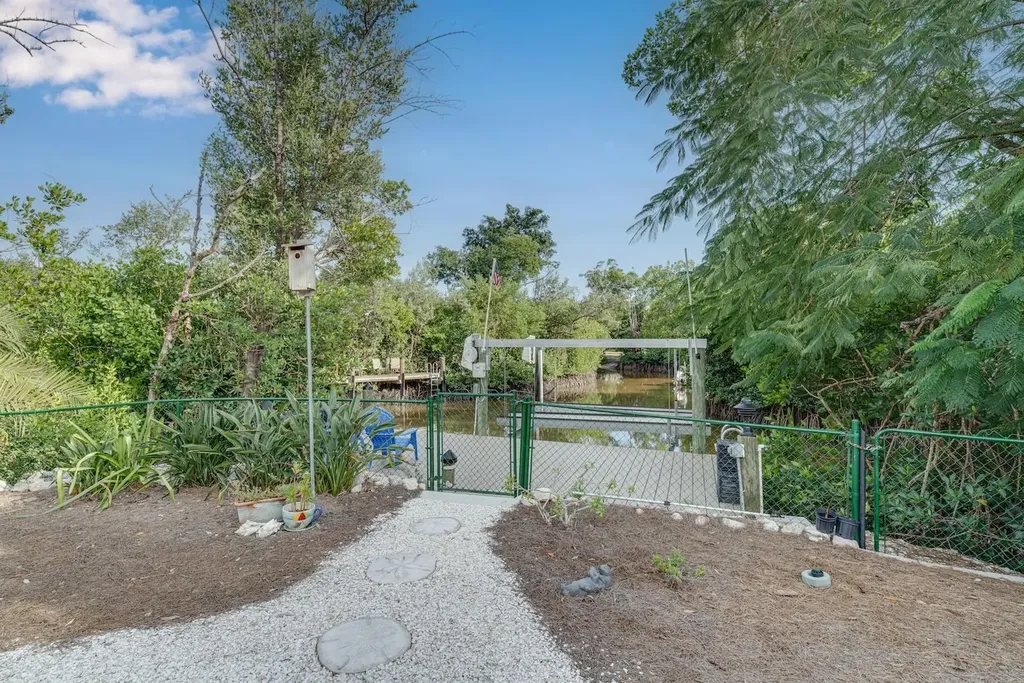 1076 Captains Walk Street Sanibel FL 33957