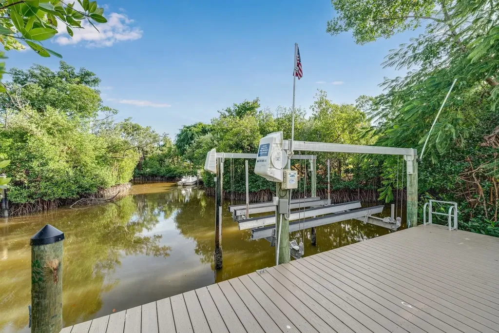 1076 Captains Walk Street Sanibel FL 33957