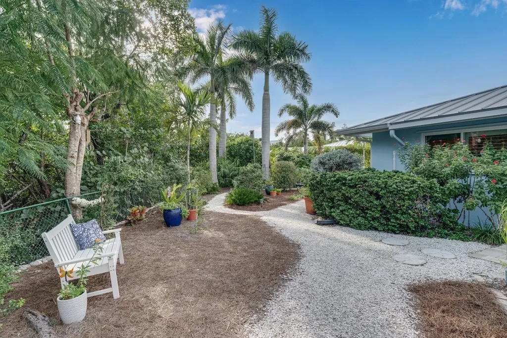 1076 Captains Walk Street Sanibel FL 33957