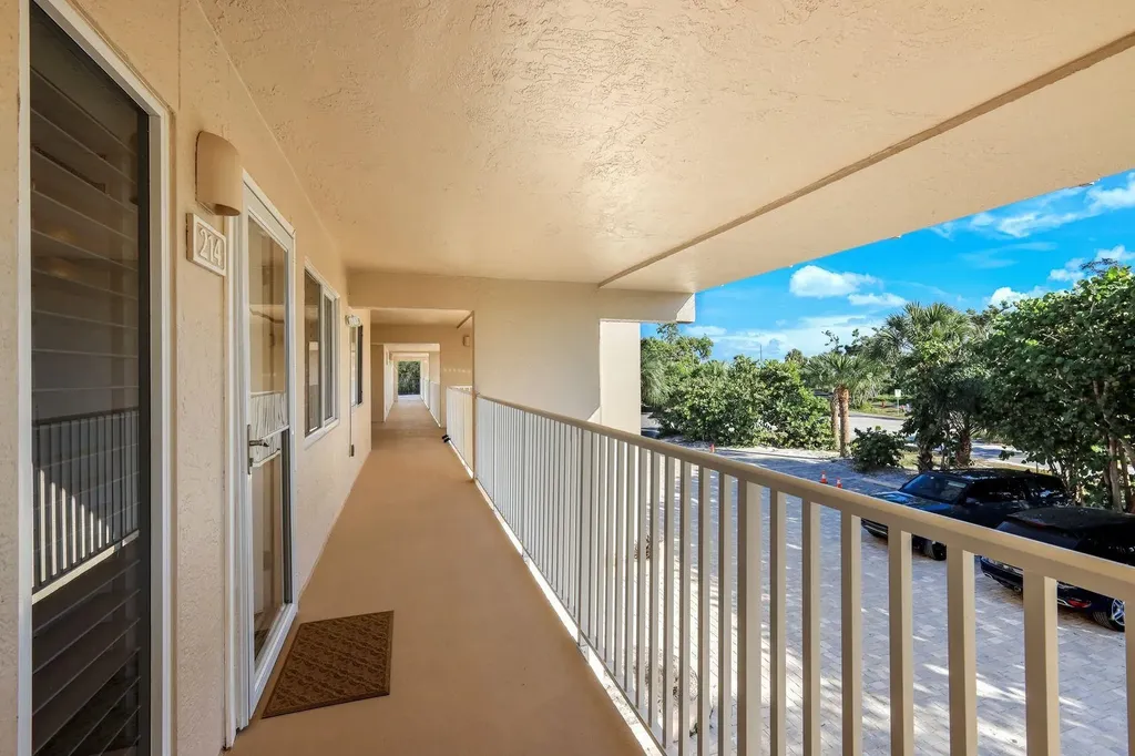 200 Periwinkle Sanibel FL 33957