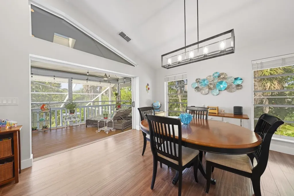 2011 Mitzi Lane Sanibel FL 33957-2011