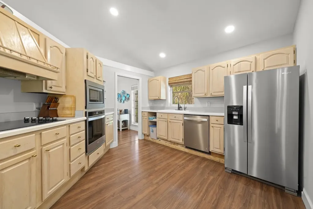 2011 Mitzi Lane Sanibel FL 33957-2011