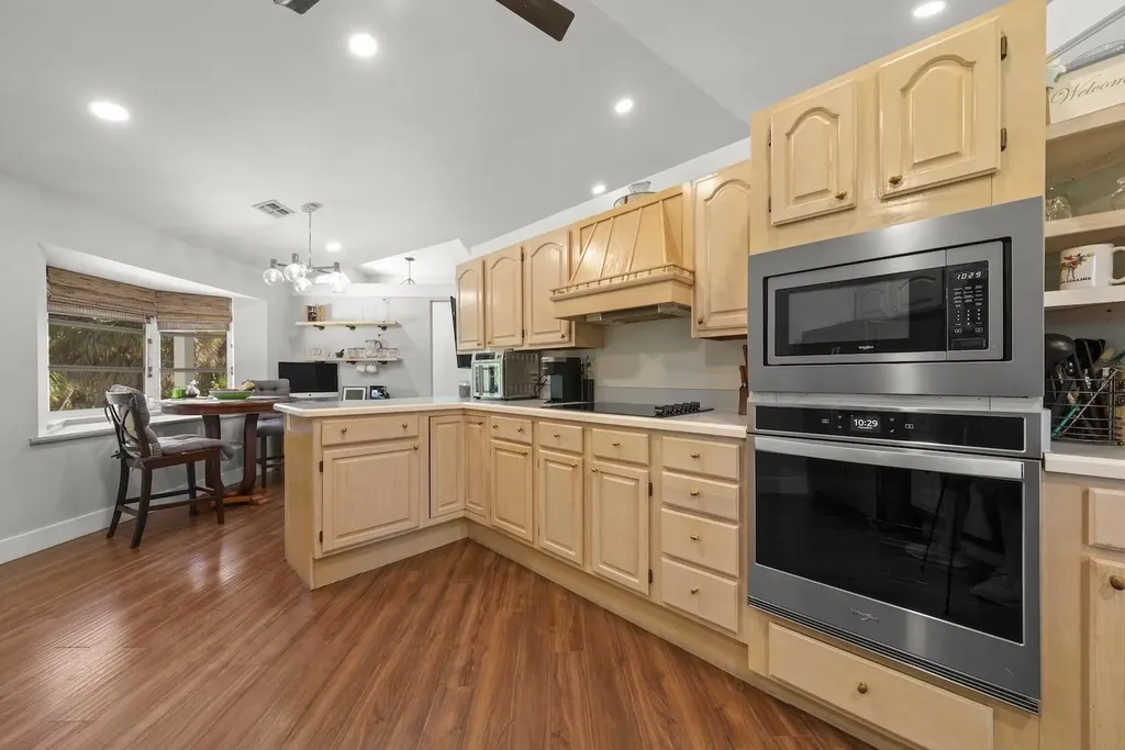 2011 Mitzi Lane Sanibel FL 33957-2011