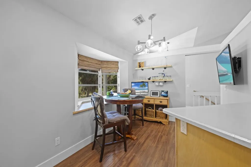 2011 Mitzi Lane Sanibel FL 33957-2011