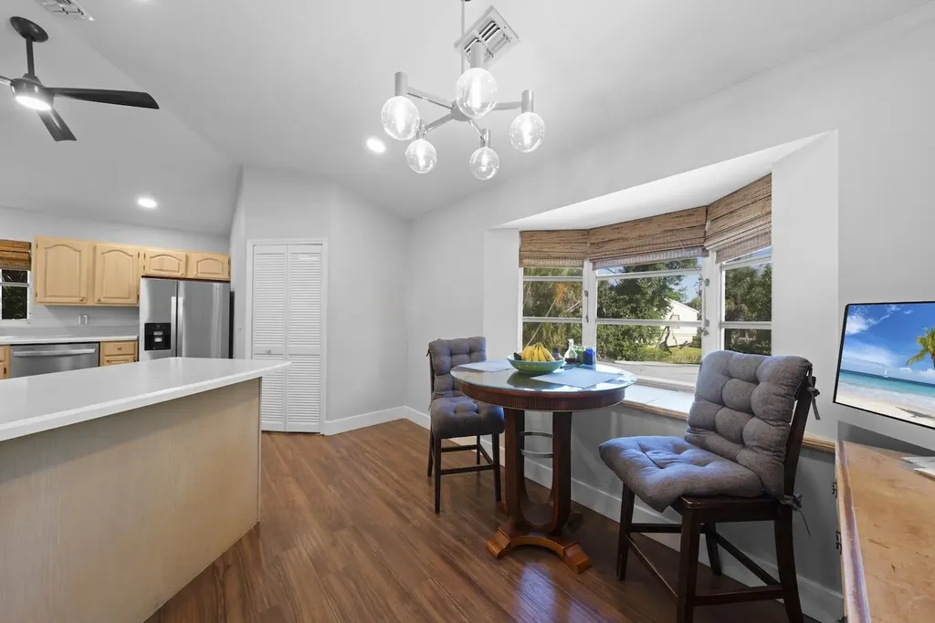 2011 Mitzi Lane Sanibel FL 33957-2011