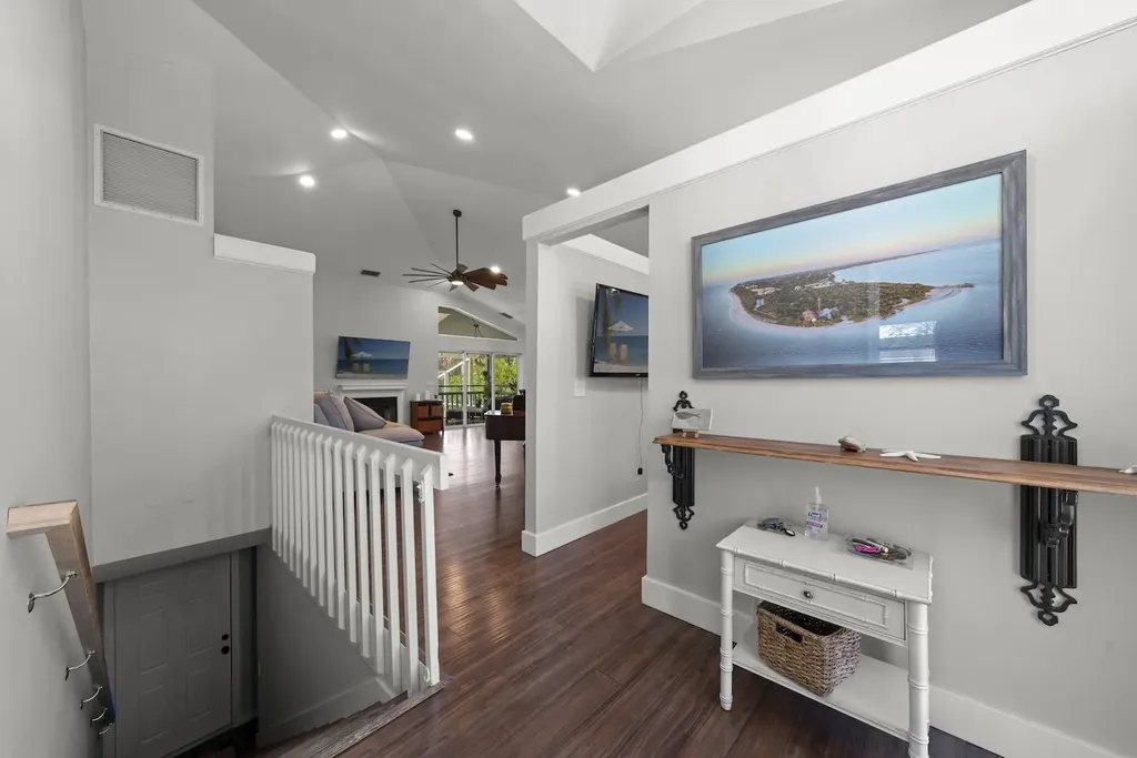 2011 Mitzi Lane Sanibel FL 33957-2011