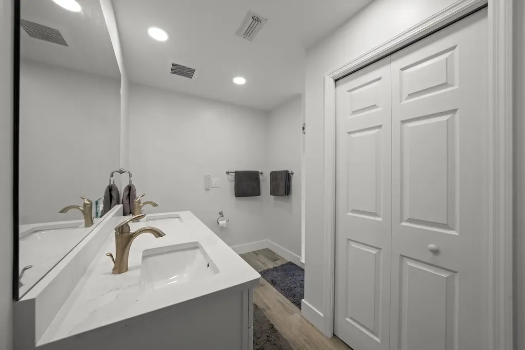 2011 Mitzi Lane Sanibel FL 33957-2011