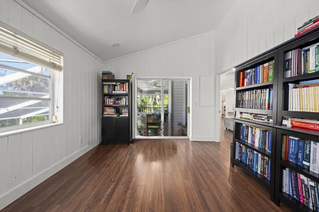 2011 Mitzi Lane Sanibel FL 33957-2011