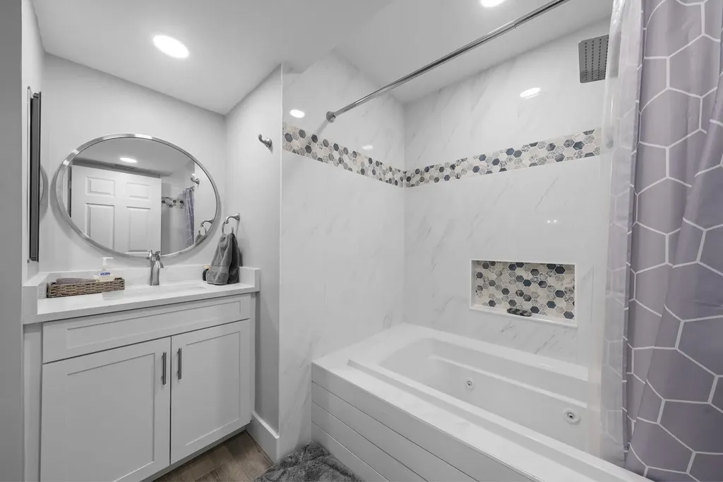 2011 Mitzi Lane Sanibel FL 33957-2011