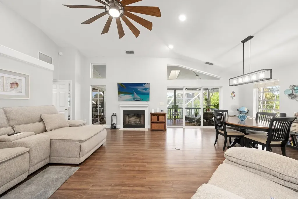 2011 Mitzi Lane Sanibel FL 33957-2011