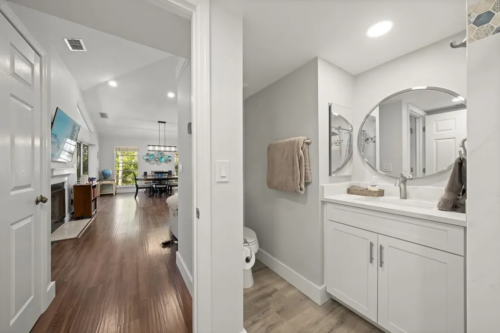 2011 Mitzi Lane Sanibel FL 33957-2011