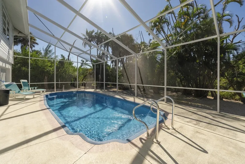 2011 Mitzi Lane Sanibel FL 33957-2011