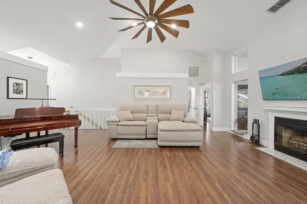 2011 Mitzi Lane Sanibel FL 33957-2011