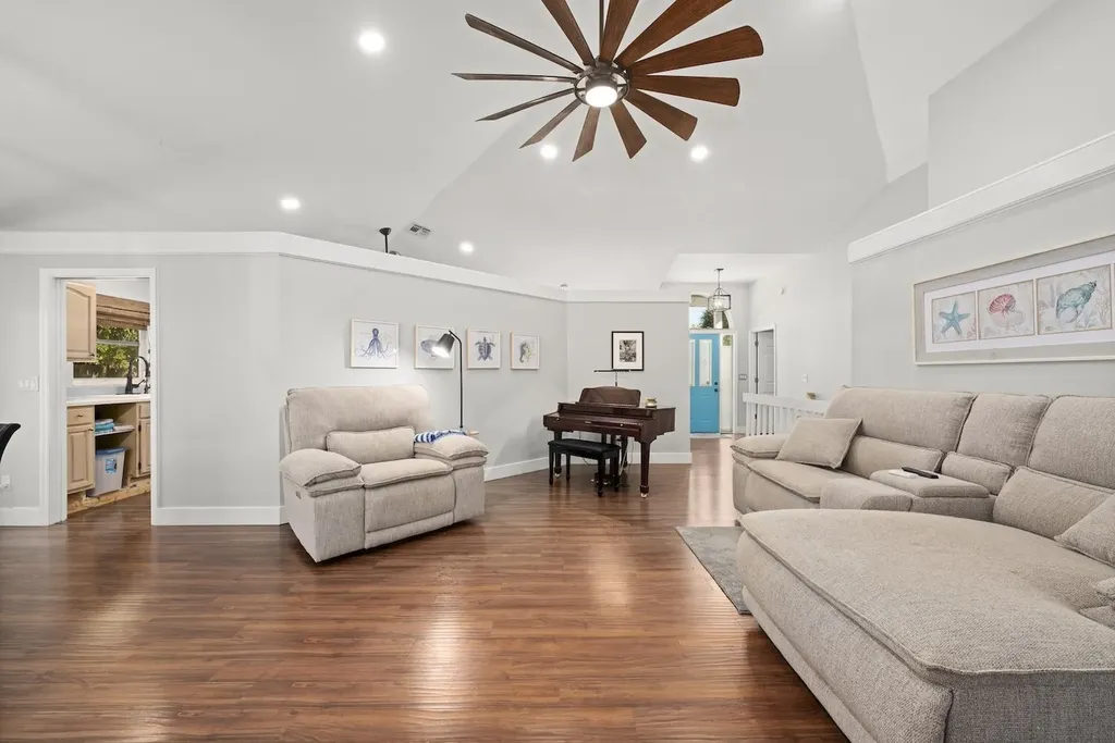 2011 Mitzi Lane Sanibel FL 33957-2011