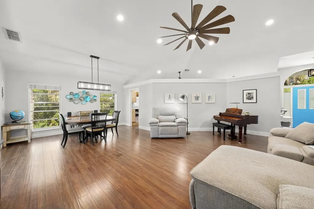 2011 Mitzi Lane Sanibel FL 33957-2011