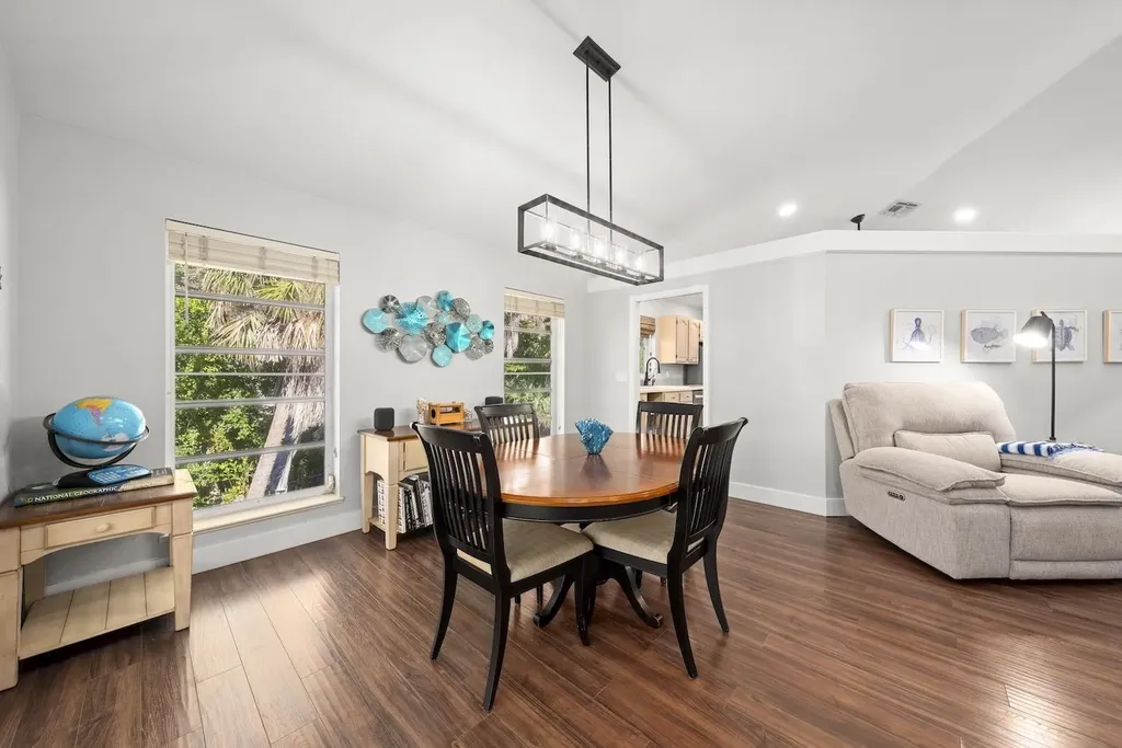 2011 Mitzi Lane Sanibel FL 33957-2011