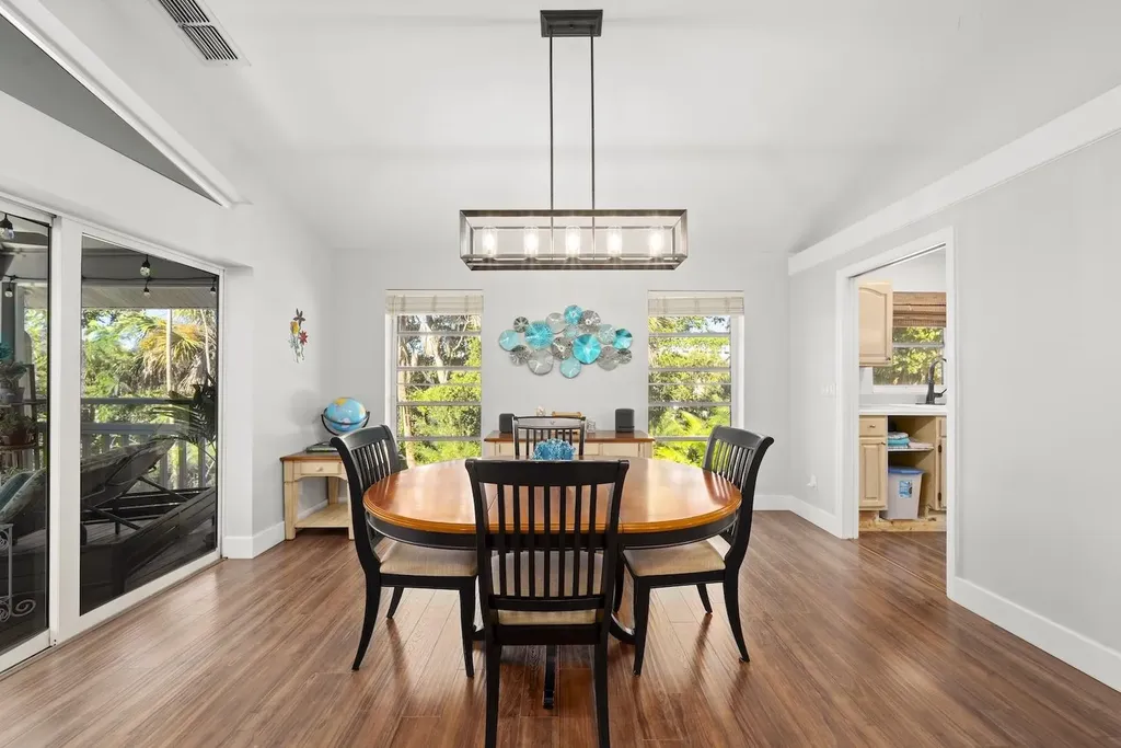 2011 Mitzi Lane Sanibel FL 33957-2011