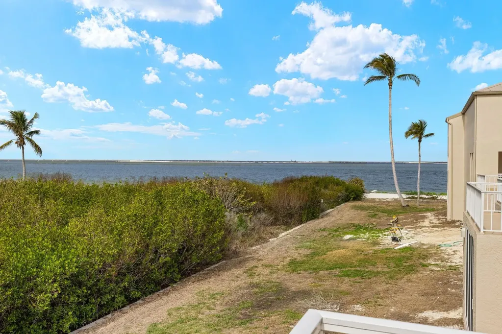 200 Periwinkle Way Sanibel FL 33957
