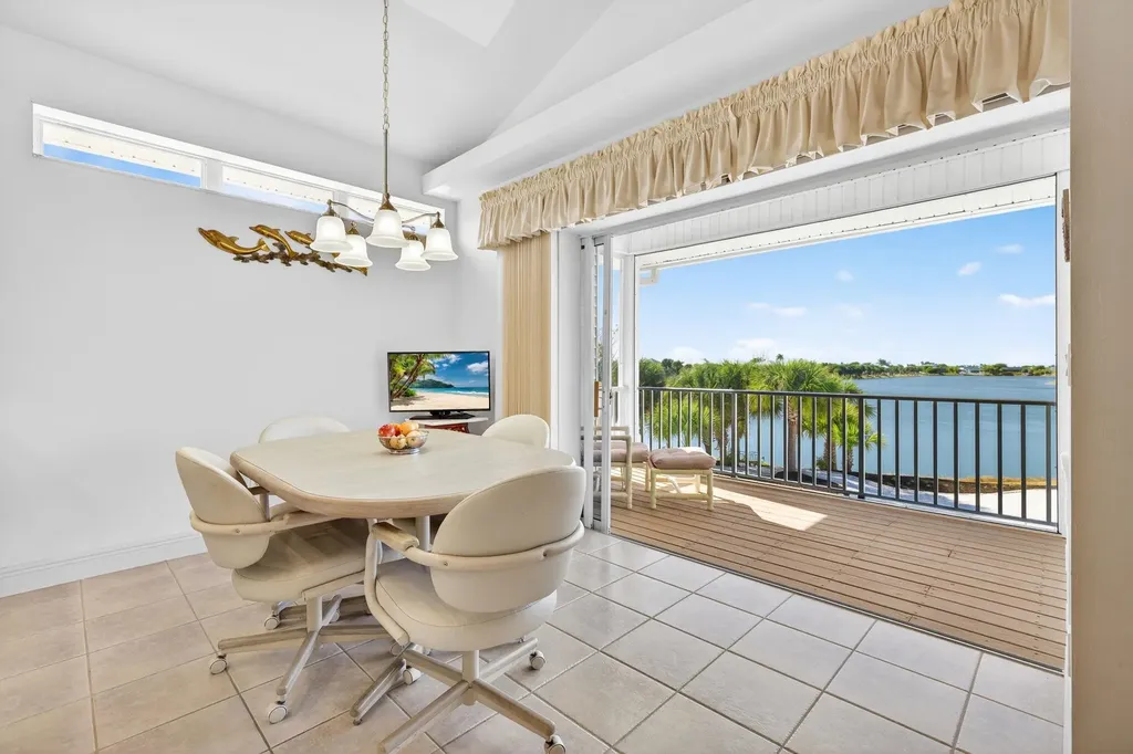 517 Lake Murex Circle Sanibel FL 33957