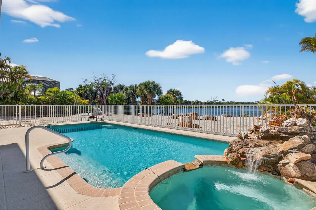 517 Lake Murex Circle Sanibel FL 33957