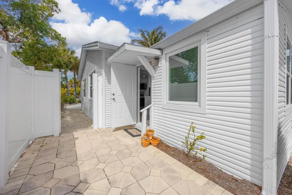 910 Fitzhugh Street Sanibel FL 33957