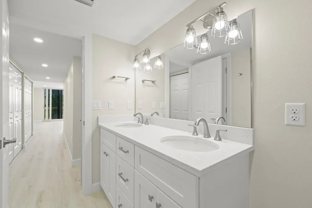 200 Periwinkle Way Sanibel FL 33957
