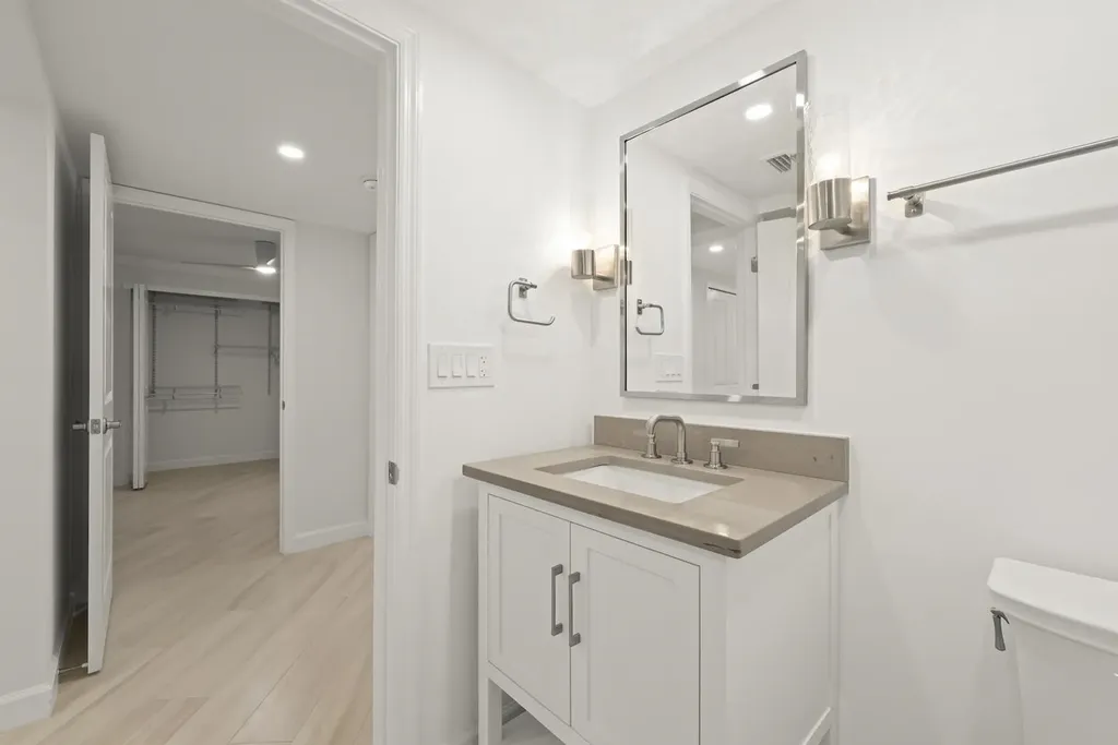 200 Periwinkle Way Sanibel FL 33957