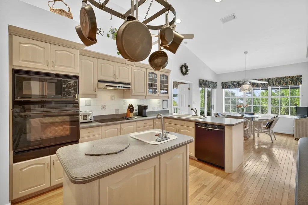 4731 Ruelle Sanibel FL 33957