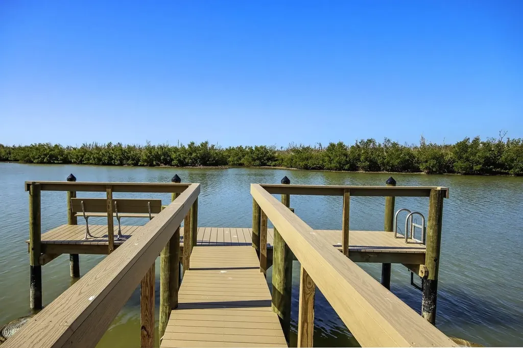 1990 My Tern Court Sanibel FL 33957