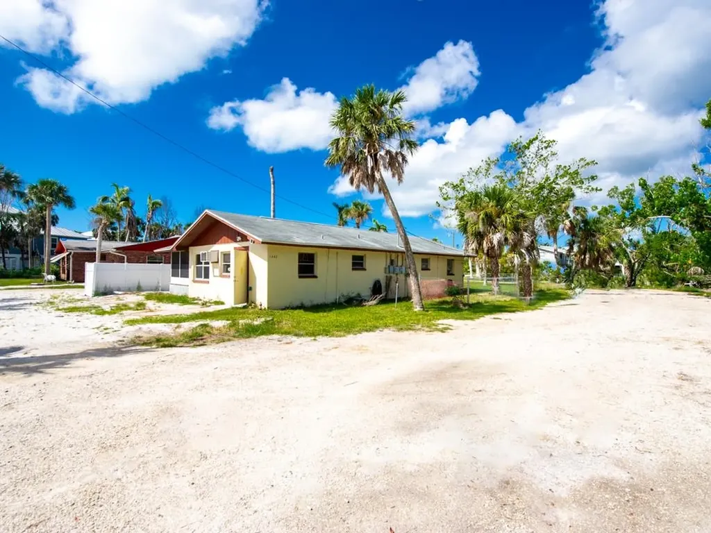 1450-1460 Court Place Sanibel FL 33957