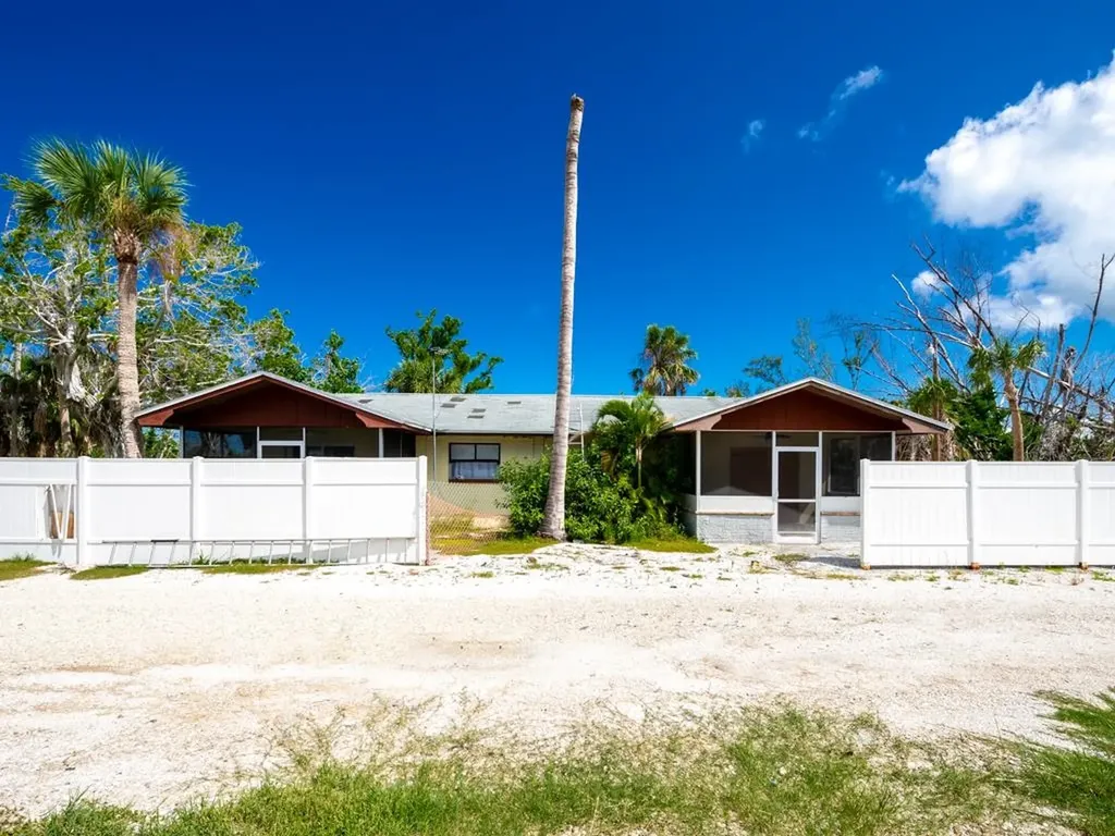 1450-1460 Court Place Sanibel FL 33957