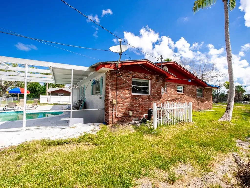 1450-1460 Court Place Sanibel FL 33957