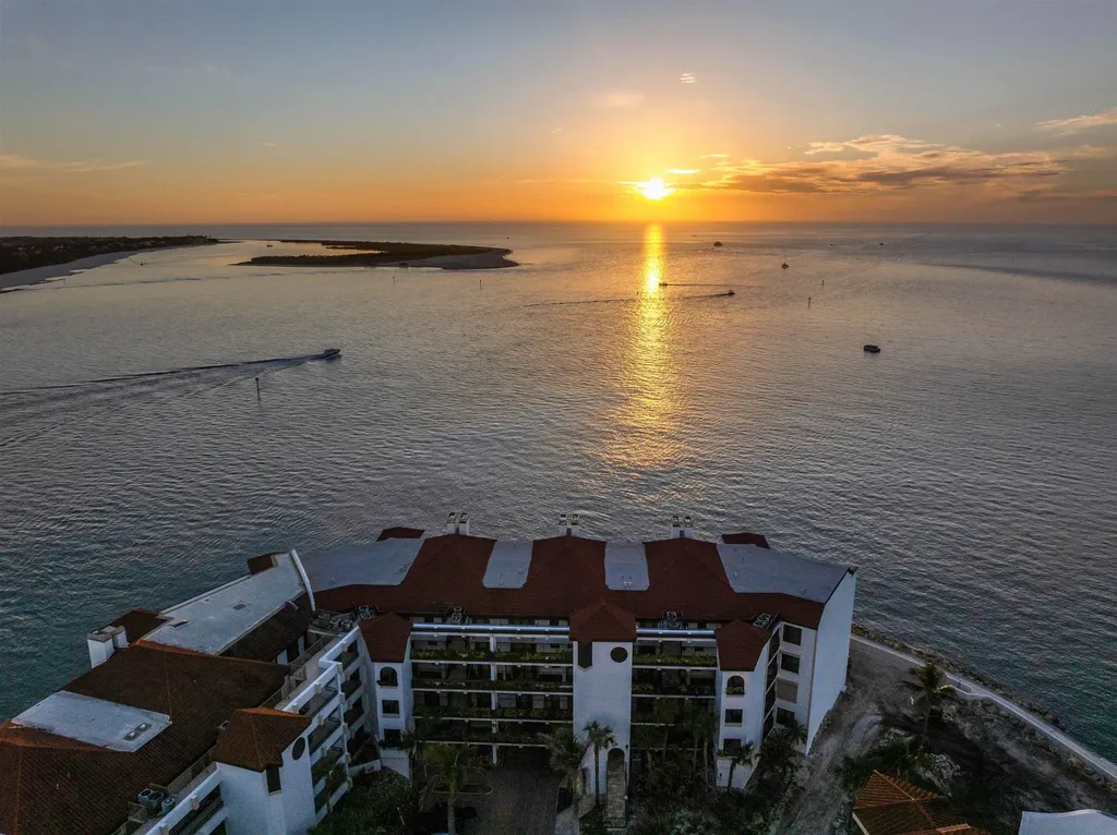 645 La Peninsula Boulevard Naples FL 34113