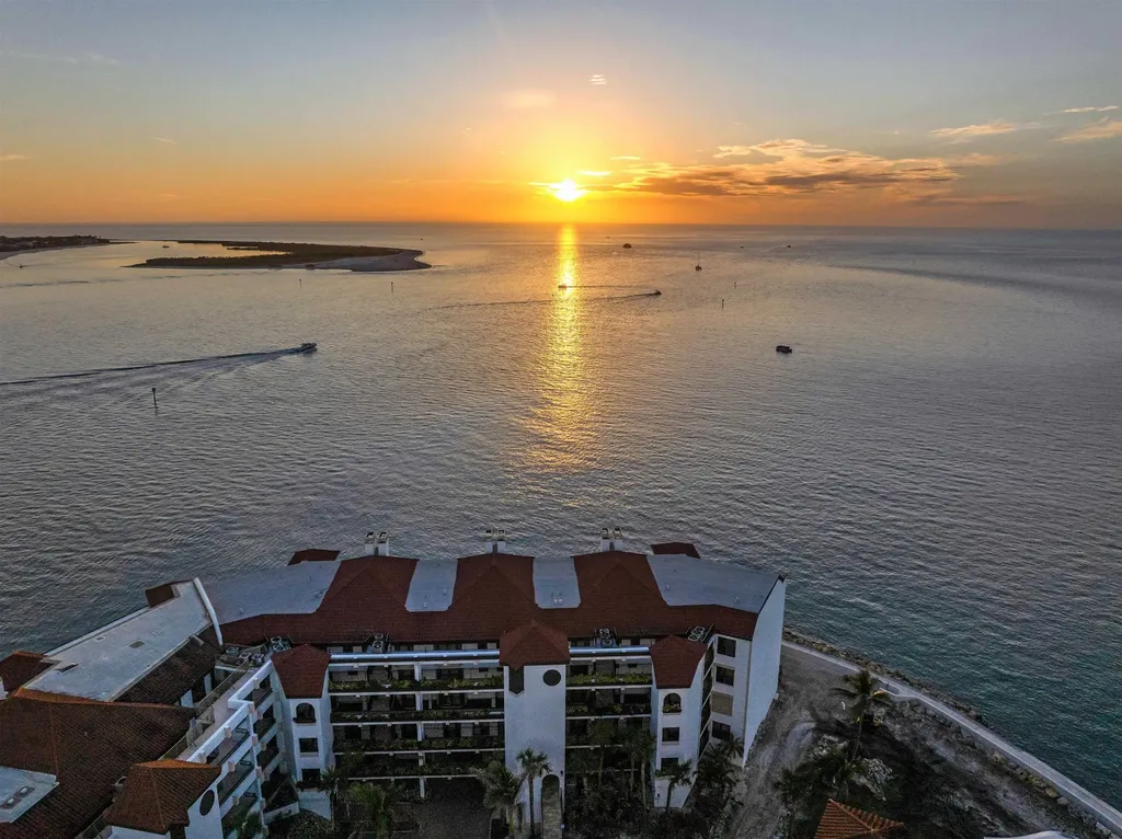 645 La Peninsula Boulevard Naples FL 34113