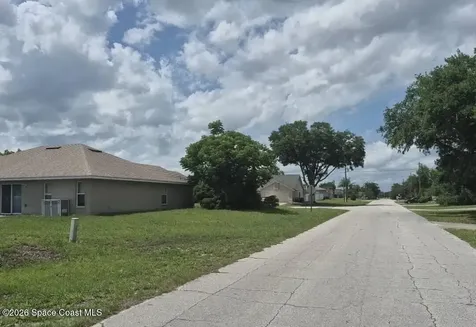2565 E Dorchester Drive Deltona FL 32738
