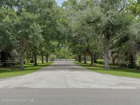 4500 Hunters Run Circle Grant FL 32949