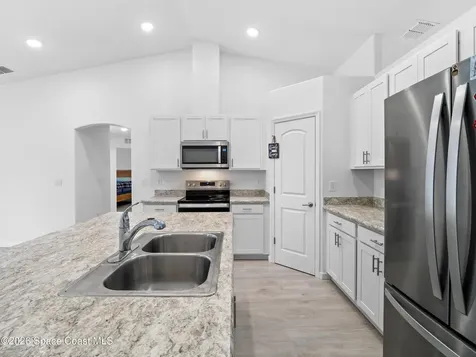 566 Forrest Hills Street SW Palm Bay FL 32908