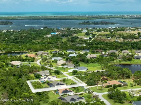4239 Gardenwood Circle Grant FL 32949