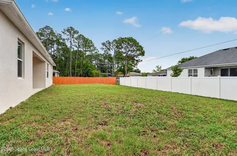 450 Hammond Street SW Palm Bay FL 32908