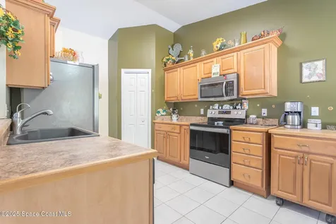 970 Tahiti Avenue SE Palm Bay FL 32909