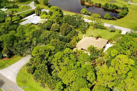 4580 Hunters Run Circle Grant FL 32949