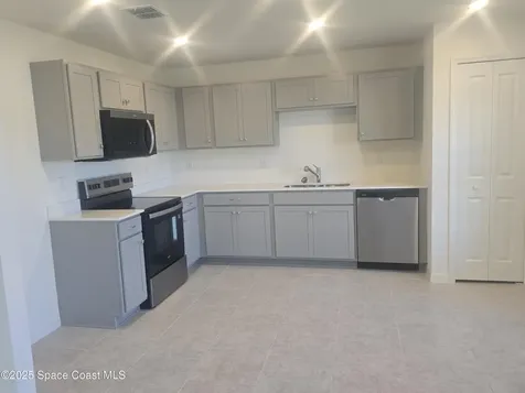 952 SW Richmond Circle SW Palm Bay FL 32908