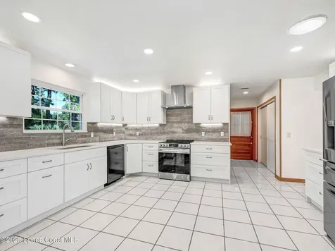 6570 Whispering Pines Lane Grant FL 32949