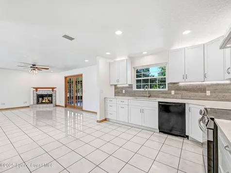 6570 Whispering Pines Lane Grant FL 32949